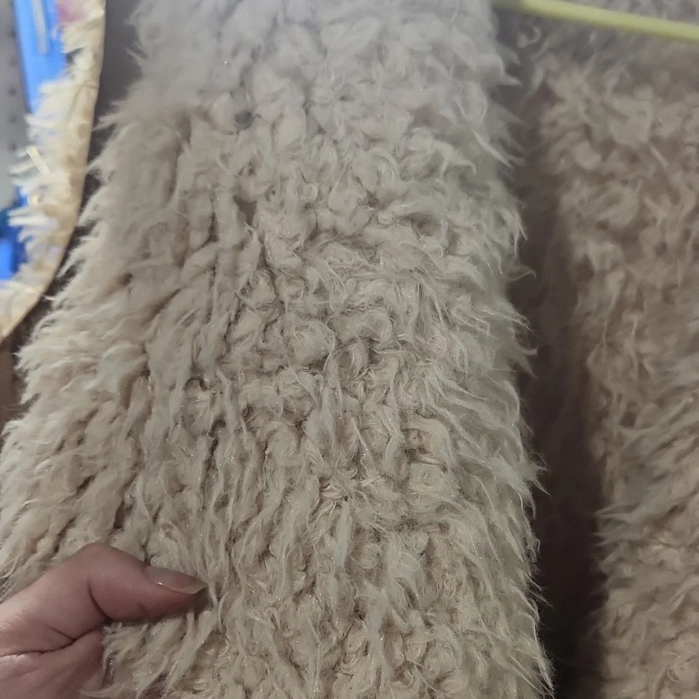 Stylish Tan Vest with Cream Fur Trim - Picture 2 of 3
